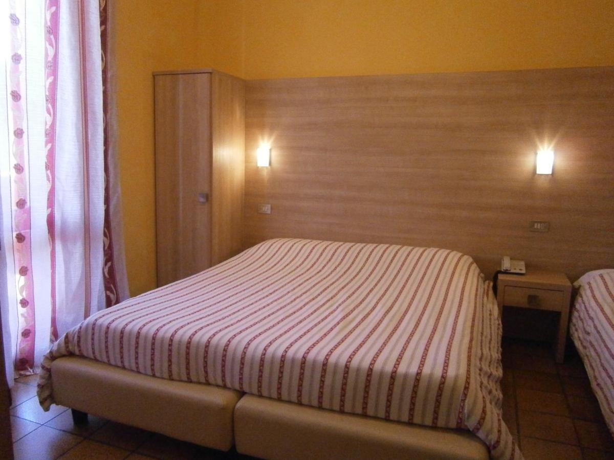 Hotel Chiara Sirmione Rum bild