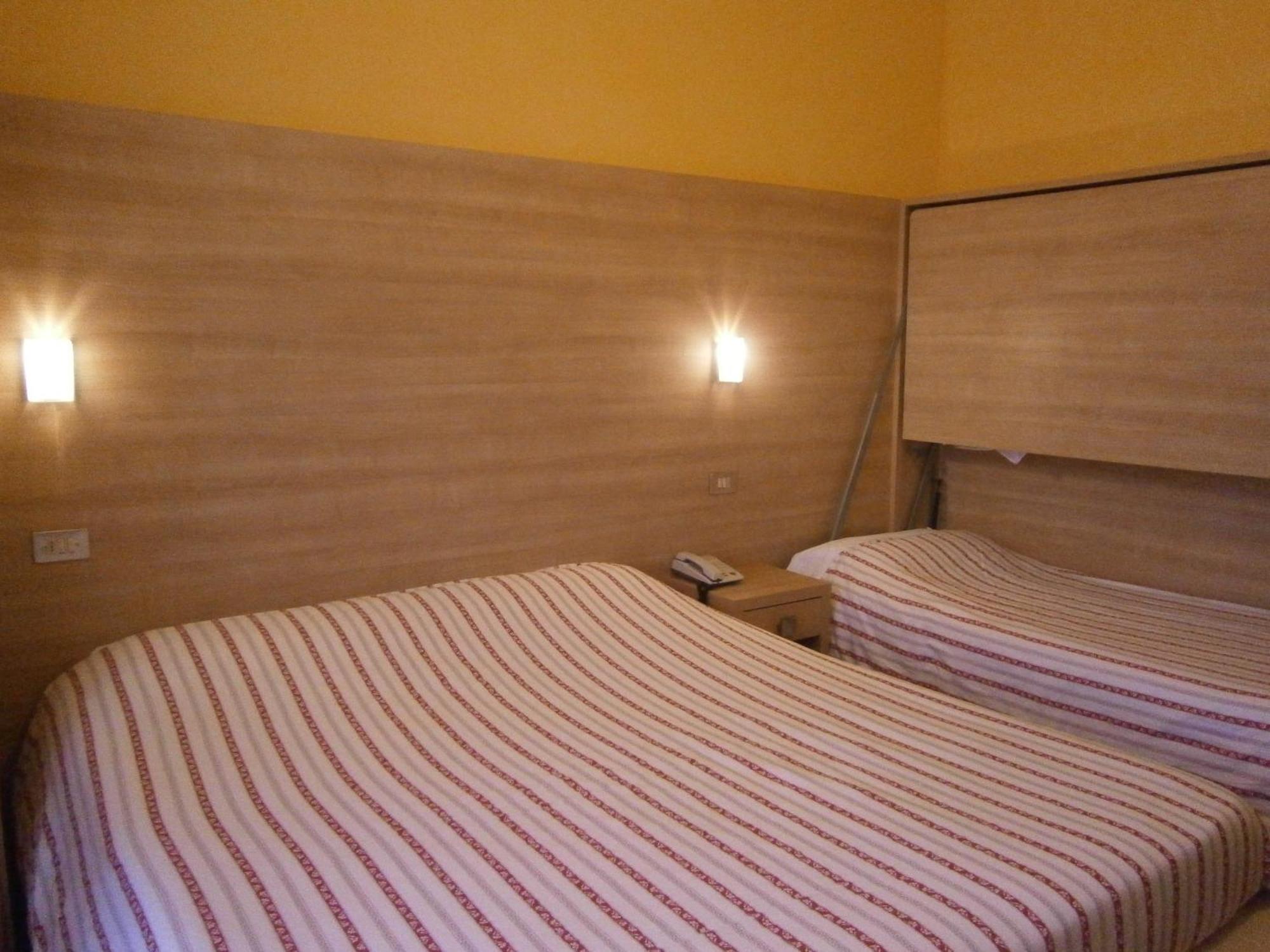 Hotel Chiara Sirmione Rum bild